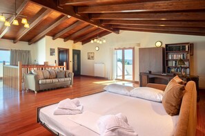 5 habitaciones, escritorio y tabla de planchar con plancha