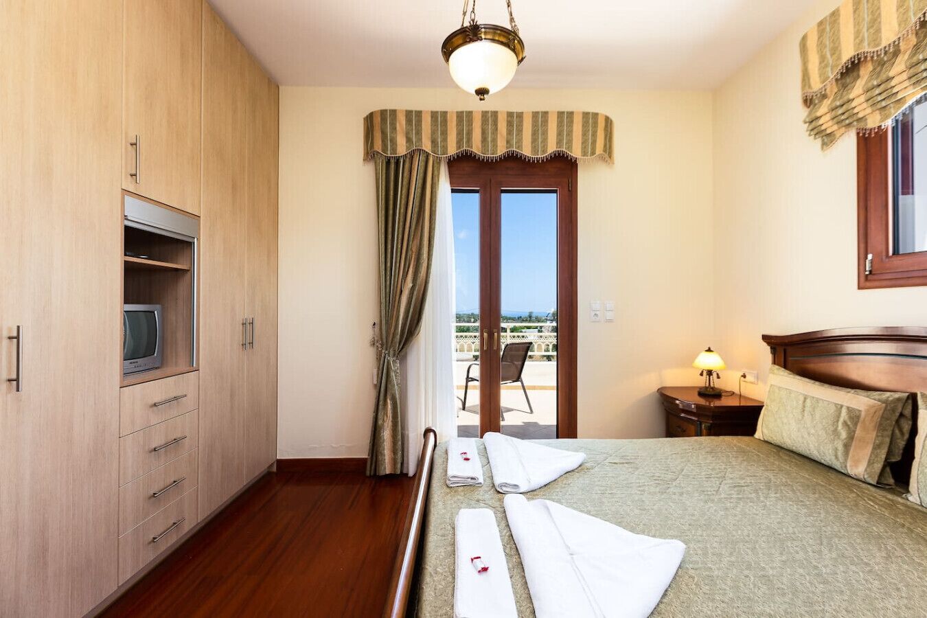 5 bedrooms, desk, iron/ironing board, travel cot