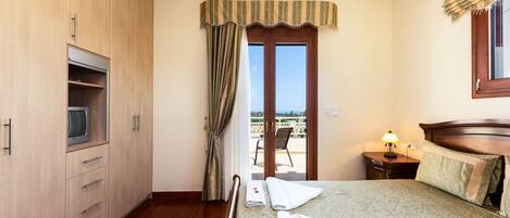 5 bedrooms, desk, iron/ironing board, travel cot