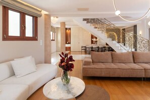 Una Smart TV, una chimenea, una mesa de tenis de mesa