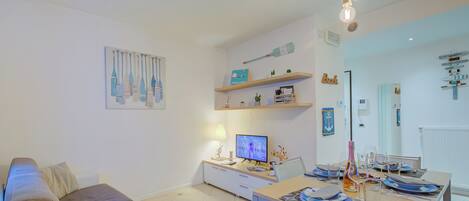 Family Apartment, Multiple Bedrooms (Heart Of Riva - 100m From The Lake) | Interior