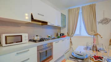 Family Apartment, 1 Bedroom (Heart Of Riva - 100m From The Lake) | Private kitchen | Fridge, microwave, oven, stovetop