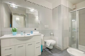 Familienapartment, Mehrere Schlafzimmer (Heart Of Riva - 100m From The Lake) | Badezimmer | Dusche, Haartrockner, Bidet, Handtücher