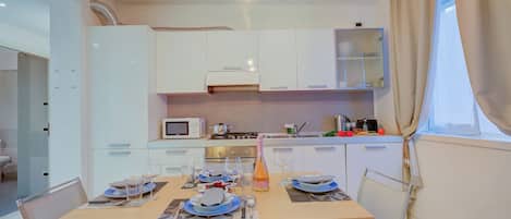 Appartement familial, plusieurs chambres (Heart Of Riva - 100m From The Lake) | Cuisine privée | Réfrigérateur, four à micro-ondes, un four, surface de cuisson
