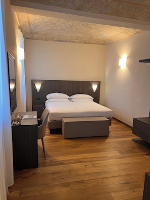 Minibar, in-room safe, individually furnished, desk - Hotel Boutique Antiche Mura (Saluzzo)