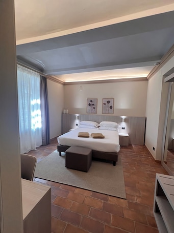 Minibar, caja de seguridad en la habitación y muebles diferentes . Hotel Boutique Antiche Mura