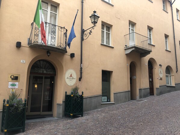 Front of property - Hotel Boutique Antiche Mura (Saluzzo)