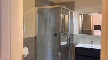 Habitación superior con 1 cama matrimonial o 2 individuales | Baño | Regadera, regadera tipo lluvia, amenidades de baño gratuitas