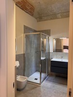 Quarto casal ou duplo superior | Banheiro | Chuveiro, chuveiro com efeito de chuva, produtos de toalete grátis 