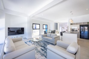 TV, offices - Handelskade's Grand Historical Penthouse: Refined Luxury Living (Willemstad)