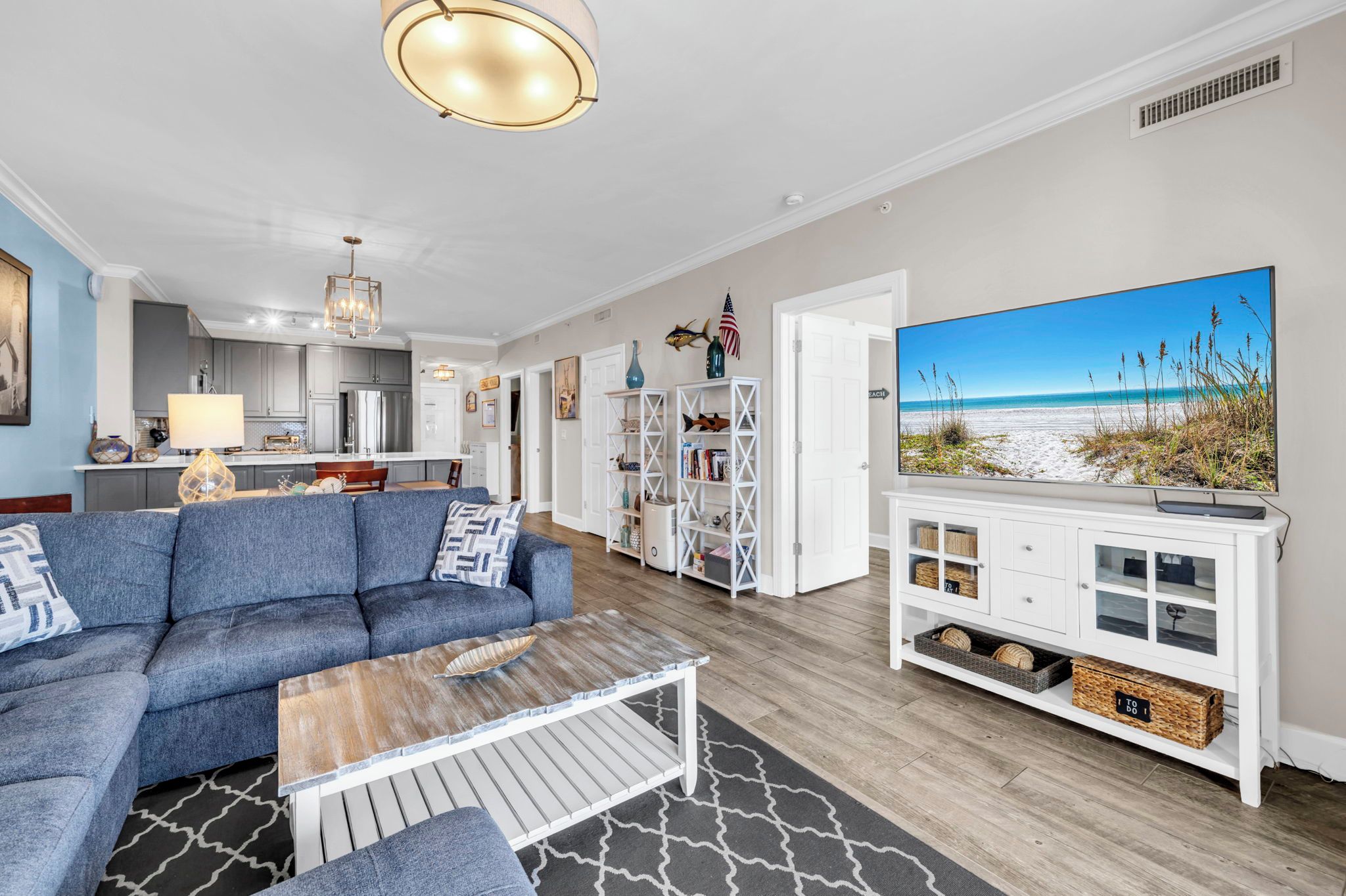 Een woonkamer met een bank, salontafel en een televisie op een standaard.