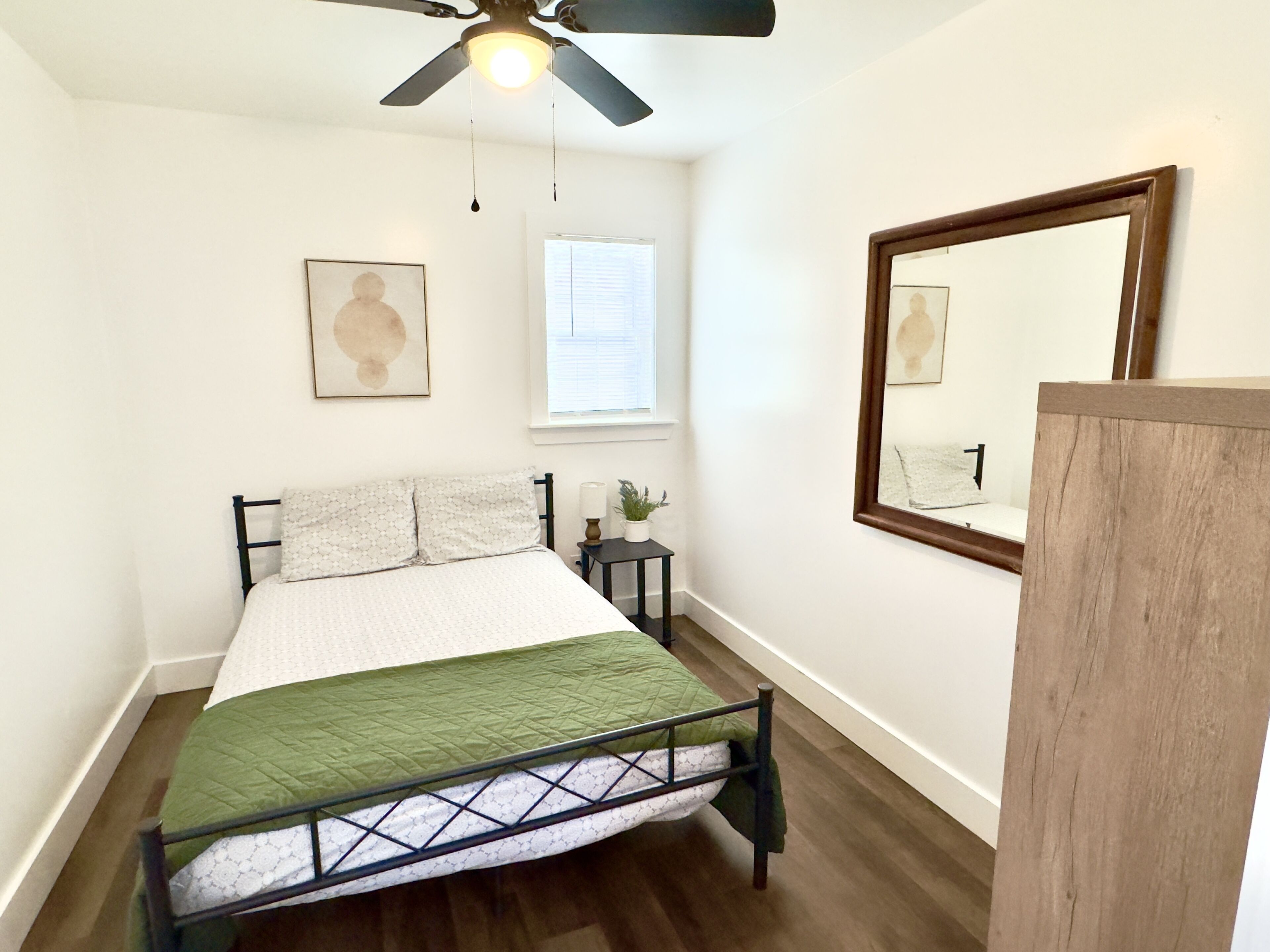 2 habitaciones, tabla de planchar con plancha, wifi y ropa de cama 