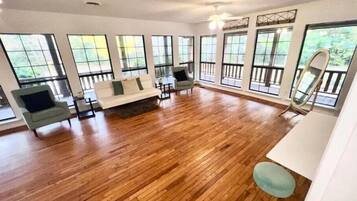 TV connectée, jeux vidéo, table de tennis de table, livres