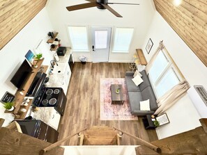 Smart TV, video games, ping pong - Coyote Tiny Luxury Cabin on Lake with Arcade (Guntersville)