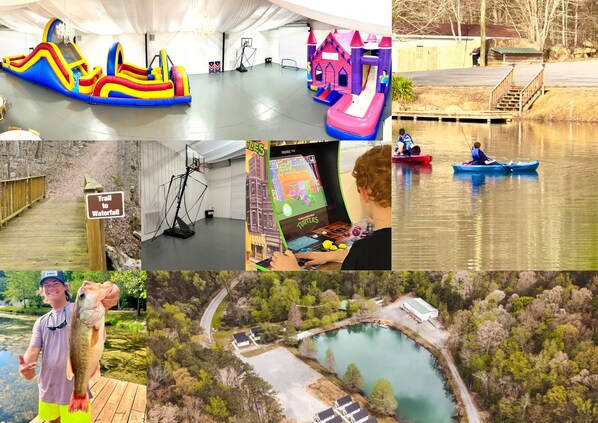 Ein Spielbereich mit aufblasbaren Elementen, ein Basketballkorb, ein Computerspiel, ein Kanu auf dem Wasser, ein Fisch und eine Vogelperspektive auf einen Teich.