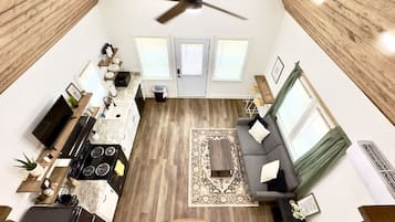 Smart TV, videogiochi, tavolo da ping pong