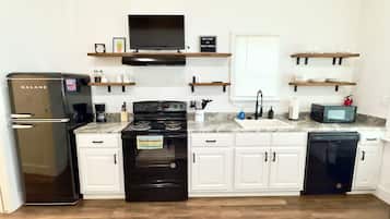 Kylskåp, mikrovågsugn, ugn och spishäll