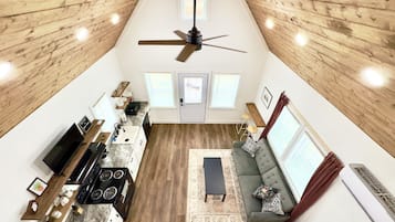 Smart TV, videogiochi, tavolo da ping pong