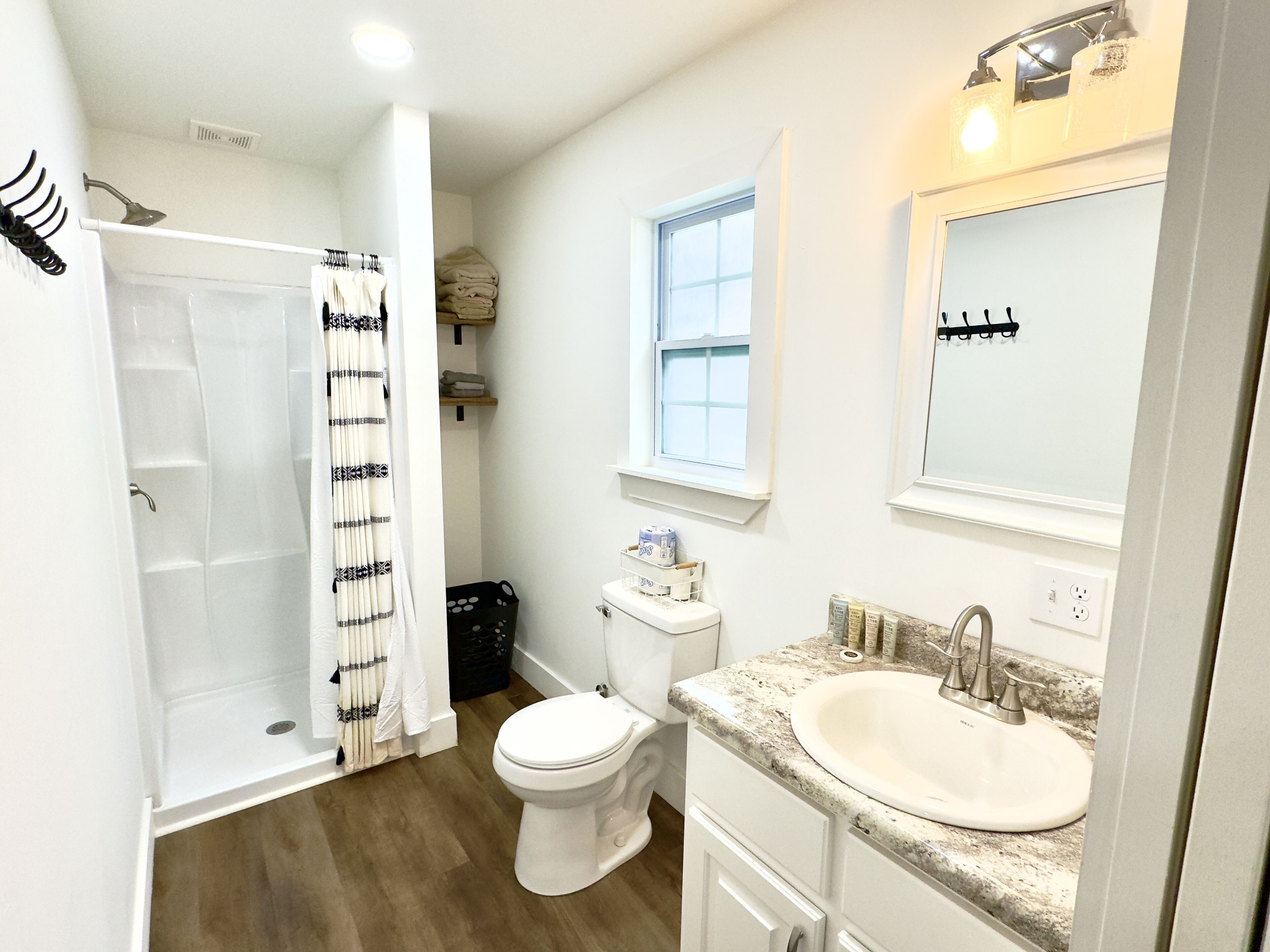 Een haardroger, zeep, shampoo, toiletpapier