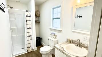 Een haardroger, zeep, shampoo, toiletpapier