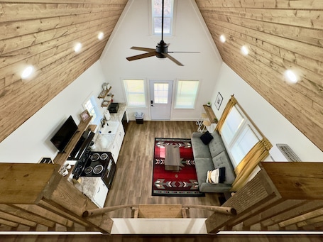 Smart TV, video games, table tennis. Black Bear Cabin: Arcade, Inflatables, Fishing