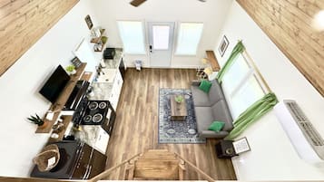 Smart TV, videogiochi, tavolo da ping pong