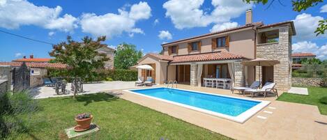 Lämmitetty uima-allas