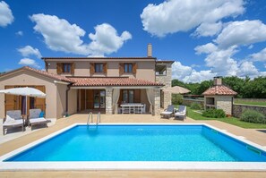 A heated pool - Villa Neo by Villsy in Tinjan (Tinjan)