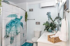 Hårtork, handdukar, tvål och toalettpapper