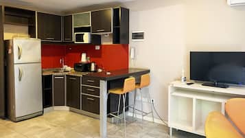 Refrigerador con freezer, microondas, lavavajillas