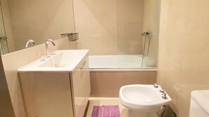 Standard Apartment | Bathroom | Combined shower/tub, rainfall showerhead, hair dryer, bidet - We Sleep Arenales2630 (Buenos Aires)