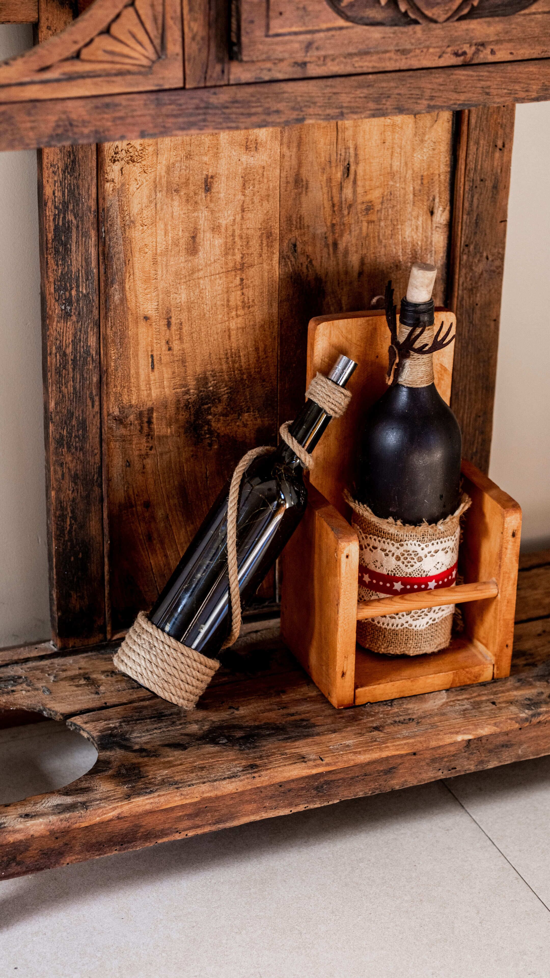 Une étagère en bois rustique sur laquelle se trouvent une bouteille et un récipient en métal.