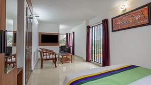 Kamar Deluks | Brankas, meja kerja, dan seprai linen