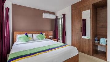 Habitación Deluxe | Caja fuerte, escritorio, ropa de cama