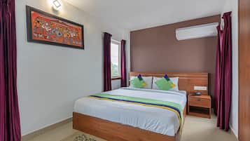 Habitación Deluxe | Caja fuerte, escritorio, ropa de cama