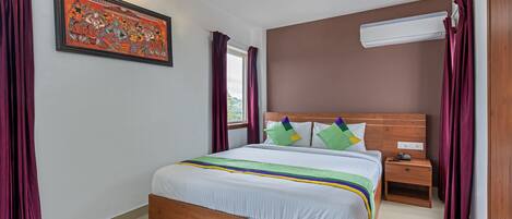 Kamar Deluks | Brankas, meja kerja, dan seprai linen