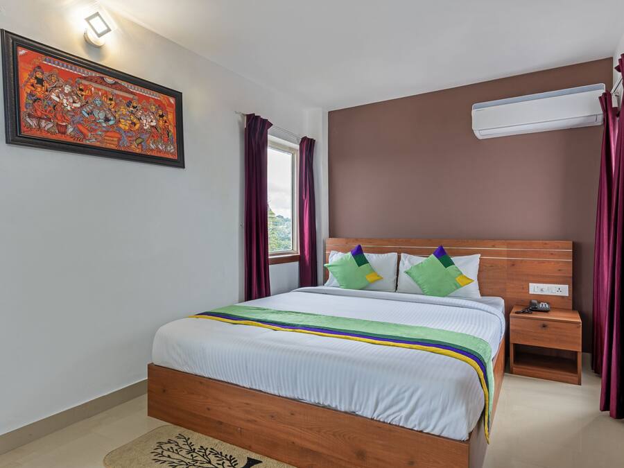 In-room safe, desk, bed sheets