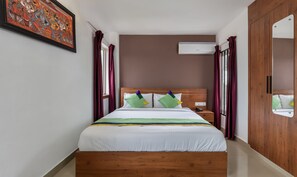 Caja de seguridad en la habitación, escritorio y ropa de cama 