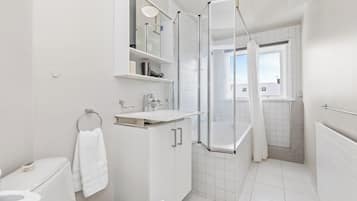 Apartamento design | Banheiro | Chuveiro, produtos de toalete grátis, secador de cabelo