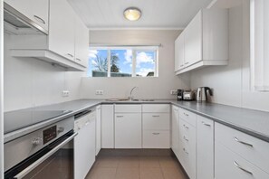 Standard Apartment | Private kitchen | Fridge, microwave, oven, coffee/tea maker - Odinn Reykjavik - Eiriksgata Apartments (Reykjavik)