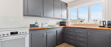 Design Apartment | Private kitchen | Fridge, microwave, oven, coffee/tea maker