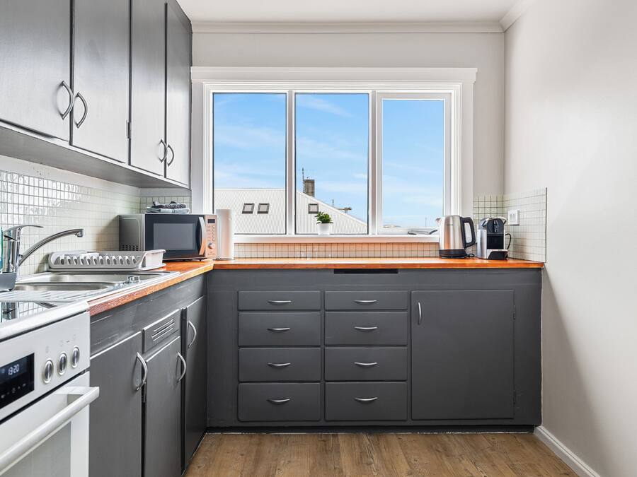 Apartamento design | Cozinha privada | Geladeira, micro-ondas, fogão, cafeteira/chaleira