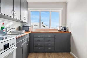 Design-Apartment | Eigene Küche | Kühlschrank, Mikrowelle, Ofen, Wasserkocher mit Kaffee-/Teezubehör