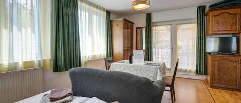 1 bedroom, desk, iron/ironing board, free WiFi