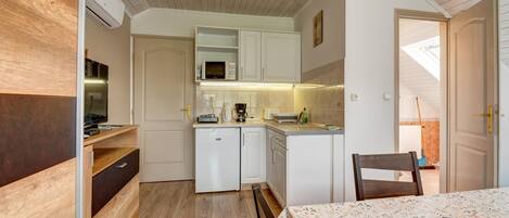 Fridge, microwave, coffee/tea maker, electric kettle