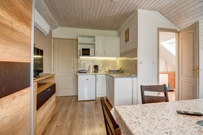 Fridge, microwave, coffee/tea maker, electric kettle