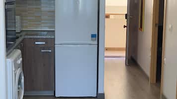 Basic Apartment | Private kitchen | Full-size fridge, microwave, oven, stovetop