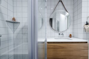 ヘアドライヤー、タオル、石鹸、トイレットペーパー