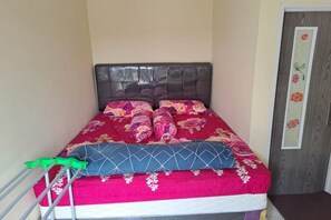 Standard Double Room | Free WiFi, bed sheets - Hotel O Venus Homestay Syariah Near Universitas Megou Pak Tulang Bawang (Menggala)