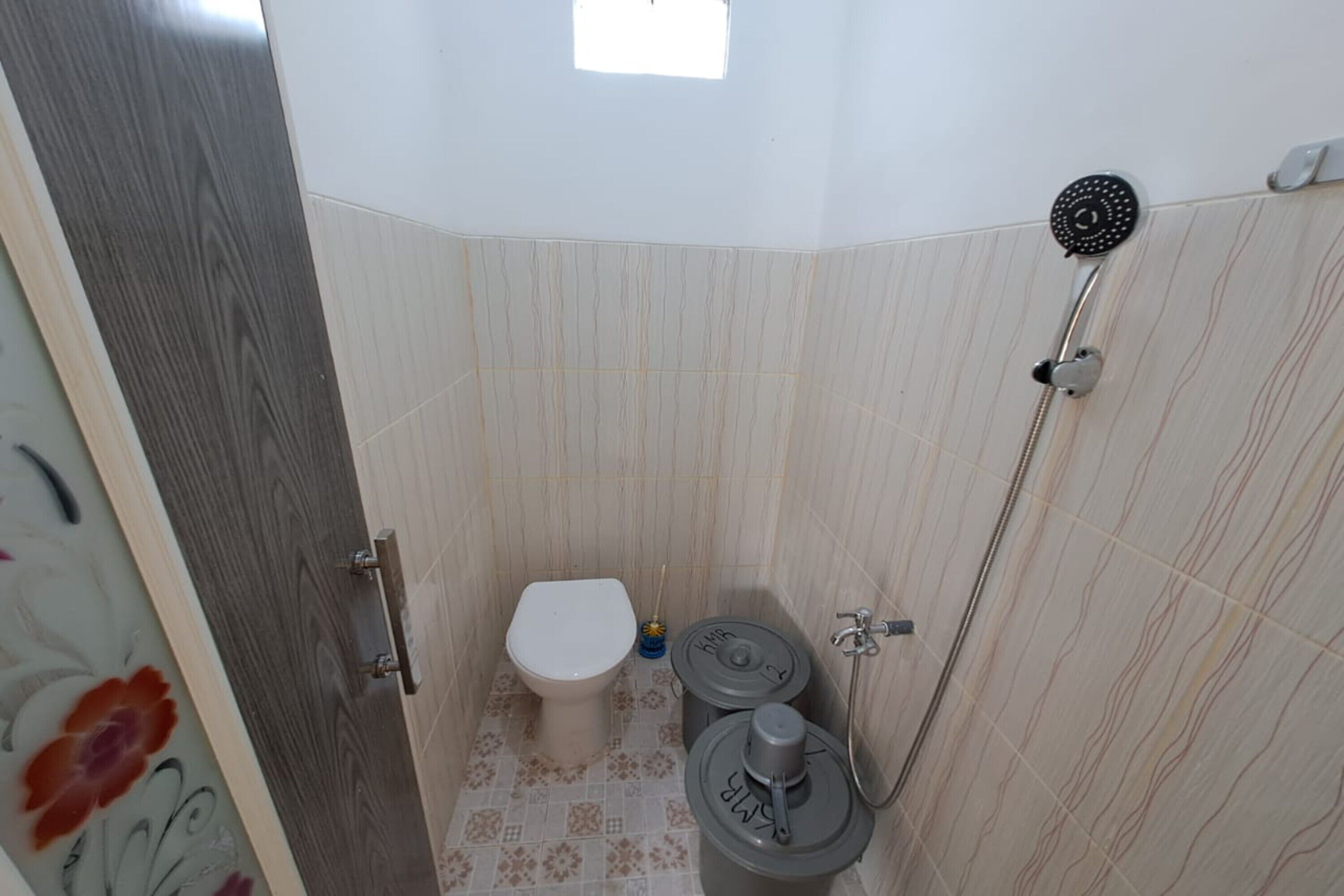 Un bagno piccolo con il water, una doccia e un lavandino.